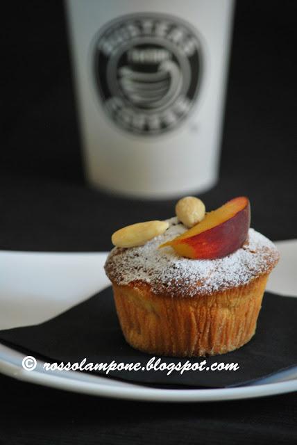 MUFFIN PESCHE NOCI E MANDORLE