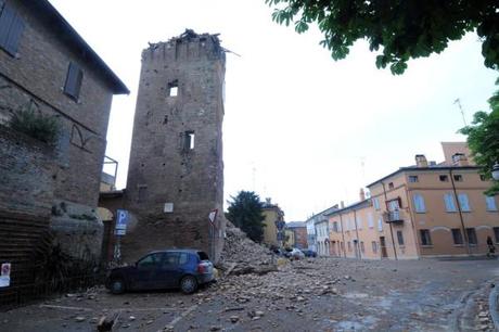 Finale Emilia, la torre simbolo del sisma, poi definitivamente crollata