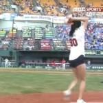 Baseball, calcio Tae Kwon Do prima di lanciare la palla (Video)