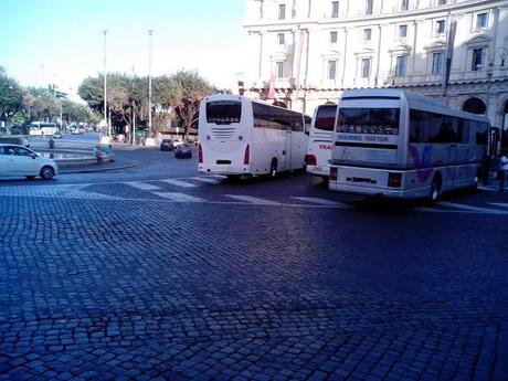 Solo per torpedoni abusivi, ncc burini e romani coatti. Ha aperto il nuovo parking Esedra. Nella (ex) stupenda Piazza della Repubblica. Tante foto