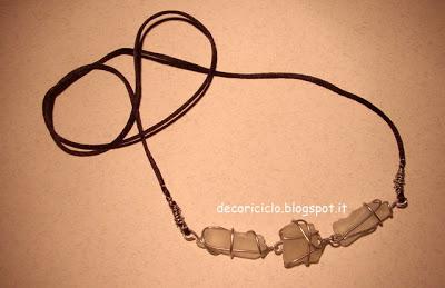 Collana con pezzi di vetro levigati e filo metallico