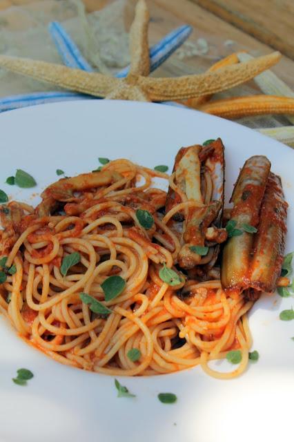 Frammenti di un'estate. Spaghetti integrali con canolicchi e torta al farro e mandorle