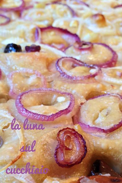 FOCACCIA SENZA IMPASTO CON CIPOLLE E TAGGIASCHE