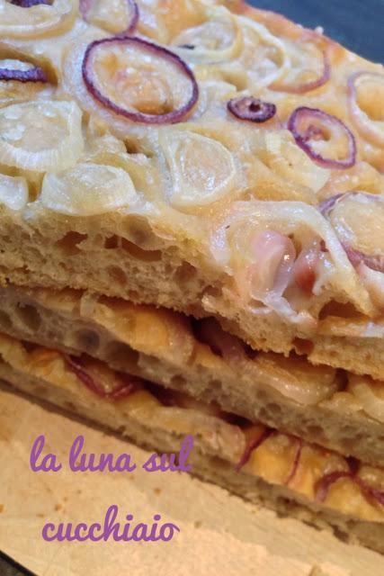 FOCACCIA SENZA IMPASTO CON CIPOLLE E TAGGIASCHE