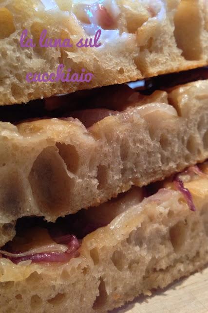 FOCACCIA SENZA IMPASTO CON CIPOLLE E TAGGIASCHE