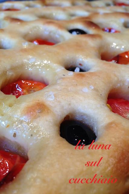 FOCACCIA SOFFICE CON POMODORINI E OLIVE