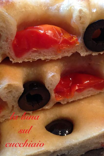 FOCACCIA SOFFICE CON POMODORINI E OLIVE