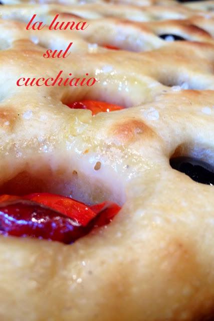 FOCACCIA SOFFICE CON POMODORINI E OLIVE