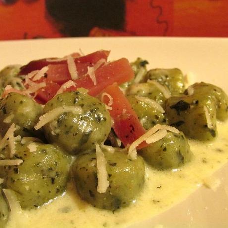 ISTANTI D'ESTATE - GNOCCHI DI SPINACI CON FIAMMIFERI DI SPECK E CREMA DI ROQUEFORT