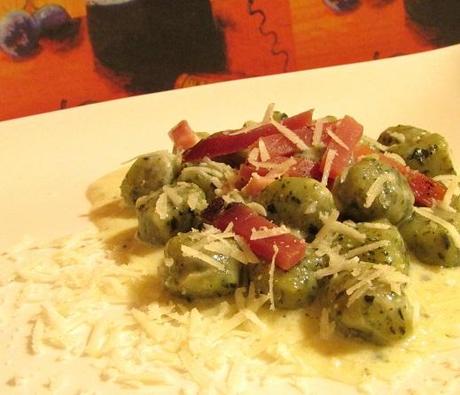 ISTANTI D'ESTATE - GNOCCHI DI SPINACI CON FIAMMIFERI DI SPECK E CREMA DI ROQUEFORT