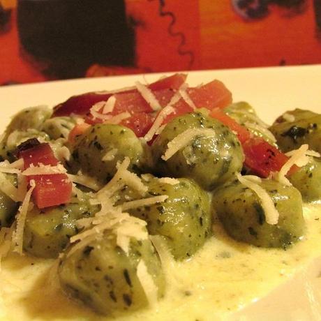 ISTANTI D'ESTATE - GNOCCHI DI SPINACI CON FIAMMIFERI DI SPECK E CREMA DI ROQUEFORT