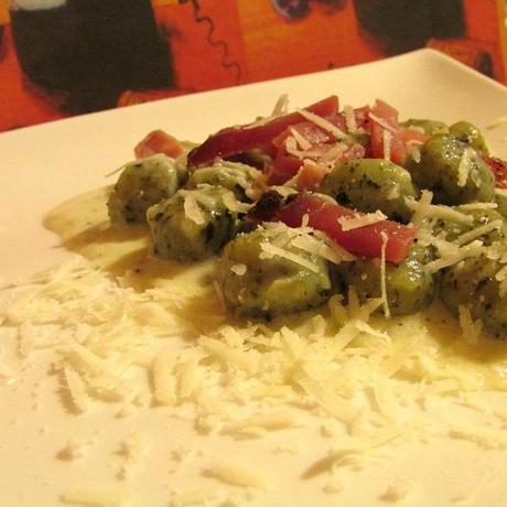 ISTANTI D'ESTATE - GNOCCHI DI SPINACI CON FIAMMIFERI DI SPECK E CREMA DI ROQUEFORT