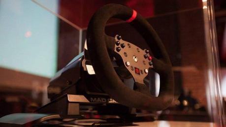 La guerra dei volanti: Thrustmaster su PS4, Mad Catz su Xbox One