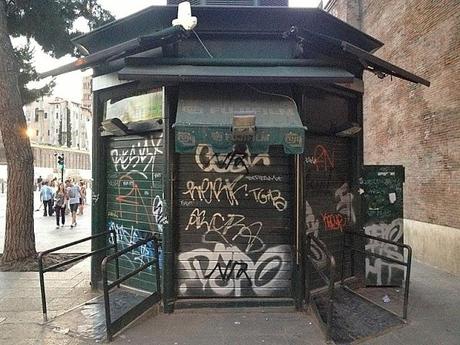 Qualcuno salvi il Colosseo da questo schifo incancrenito e connaturato dal tempo. Anche se a Roma lo pensano con vigore, questa non è la normalità. Non lo è