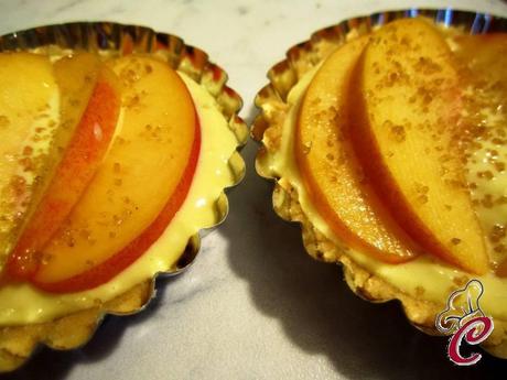 Tartellette di pesche e ricotta al cocco: la dolcezza che arriva sempre quando si percepisce un cuore dolce