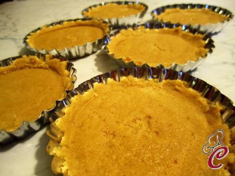 Tartellette di pesche e ricotta al cocco: la dolcezza che arriva sempre quando si percepisce un cuore dolce