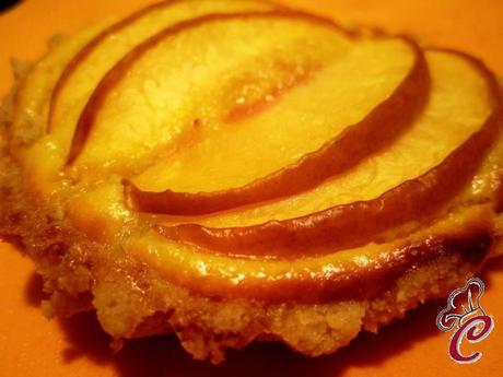 Tartellette di pesche e ricotta al cocco: la dolcezza che arriva sempre quando si percepisce un cuore dolce