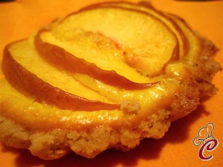 Tartellette di pesche e ricotta al cocco: la dolcezza che arriva sempre quando si percepisce un cuore dolce