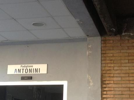 Volevamo farvi vedere - dopo avervi mostrato l'esterno tempo fa - come è ridotto l'interno dell'Ospedale San Camillo