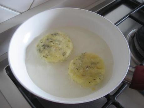 Riscaldare poco olio e friggere i rosti di patate da ambo i lati (circa 4 minuti per lato). Scolarli e metterli su carta assorbente.