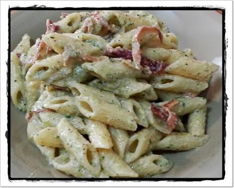 Penne al pesto di zucchine grigliate e ricotta con speck croccante