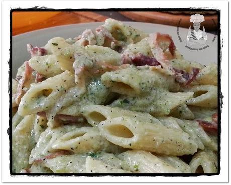 Penne al pesto di zucchine grigliate e ricotta con speck croccante