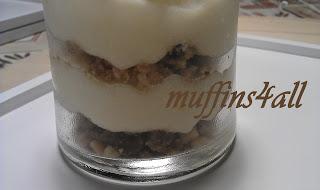 Bicchierini di crema chantilly al lime con crumble di mandorle profumato con scorza di lime