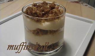 Bicchierini di crema chantilly al lime con crumble di mandorle profumato con scorza di lime