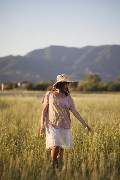 smilingischic, fashion blog, outfit campo di grano, it's time to party, cappello di paglia a falda larga , mood romantico