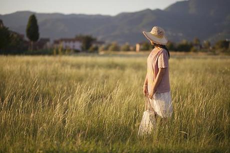 smilingischic, fashion blog, outfit campo di grano, it's time to party, cappello di paglia a falda larga , mood romantico