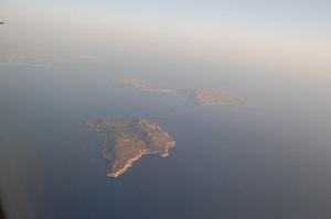 Italiano: Isole Egadi: Levanzo (sotto) e Favig...