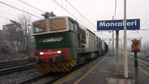 Il treno fermo nella stazione di Moncalieri