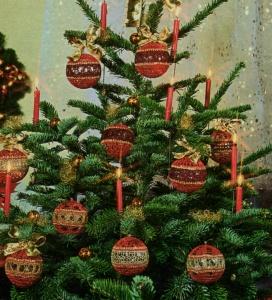 Palline per l'albero di Natale rivestite di rosso e oro