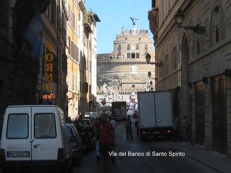 Strade e vicoli stupendi che in qualsiasi città del mondo sarebbero privi di auto e che qui invece sono ostaggio delle lamiere