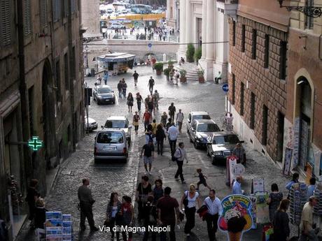 Strade e vicoli stupendi che in qualsiasi città del mondo sarebbero privi di auto e che qui invece sono ostaggio delle lamiere