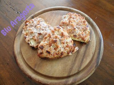 Crostini caldi con salsiccia. Rustico e gustoso.