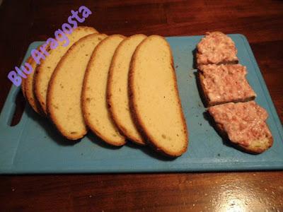 Crostini caldi con salsiccia. Rustico e gustoso.