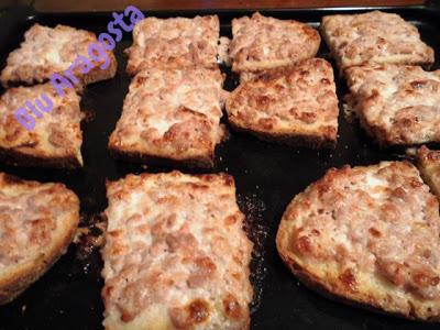 Crostini caldi con salsiccia. Rustico e gustoso.