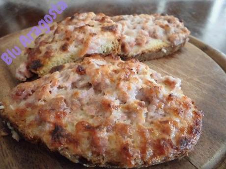 Crostini caldi con salsiccia. Rustico e gustoso.