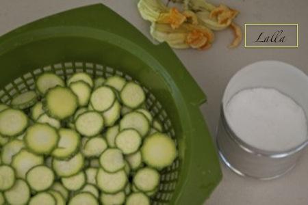 zucchine affettate e sotto sale per preparare le zucchine sott'olio. Semplicemetne Cucinando