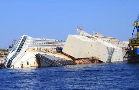 Concordia, agganciati i container d’acciaio alla prua