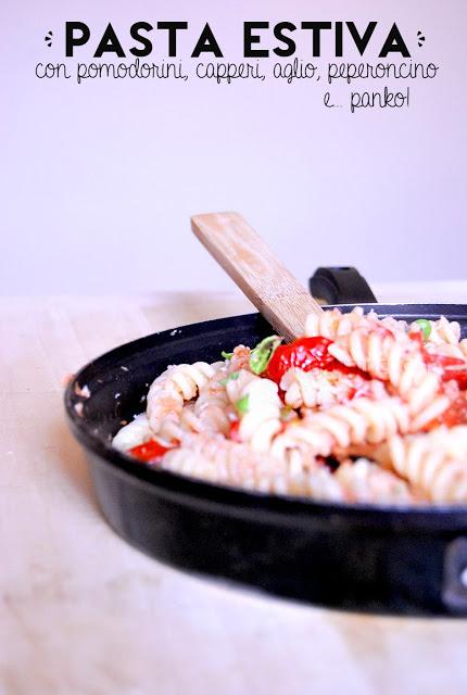 Pasta estiva con pomodori, capperi e... panko