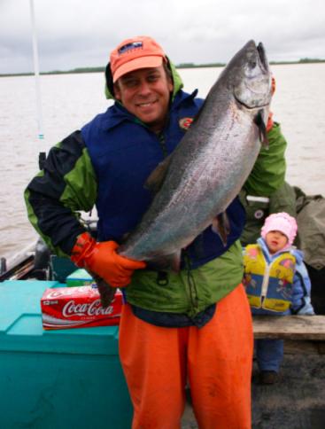 Paul Greenberg con un salmone - immagine presa da google immagini