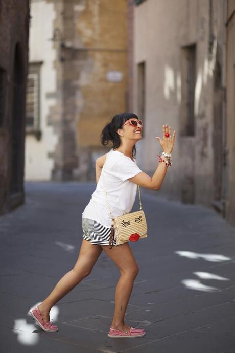 smilingischic, fashion blog, outfit, street style, Lucca, Lips, Cat Eye sunglasses, ZeroUV, Zara, attraversamento di strada, pose da fashion blogger