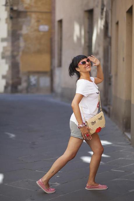 smilingischic, fashion blog, outfit, street style, Lucca, Lips, Cat Eye sunglasses, ZeroUV, Zara, attraversamento di strada, pose da fashion blogger