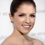 Anna Kendrick: Ricopia il suo look con 3 facili passaggi