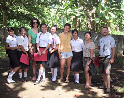 Viaggi in Indonesia: foto degli ospiti con gli studenti al ritorno dalla scuola