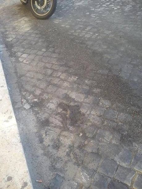 Marciapiedi, piante, edicole. Tutto lo schifo attorno a Piazza della Repubblica. E gli alberi sono ad oggi un pericolo pubblico notevolissimo