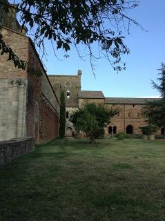 L'Abbazia di San Galgano e la Cappella di Montesiepi L'Abbazia di San Galgano e la Cappella di Montesiepi