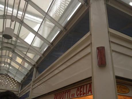 Il Nuovo Mercato Testaccio alle prese con la pioggia. Foto e video di un altro piccolo disastro